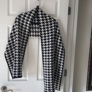 Karen Todd, houndstooth, black and white knit scarf